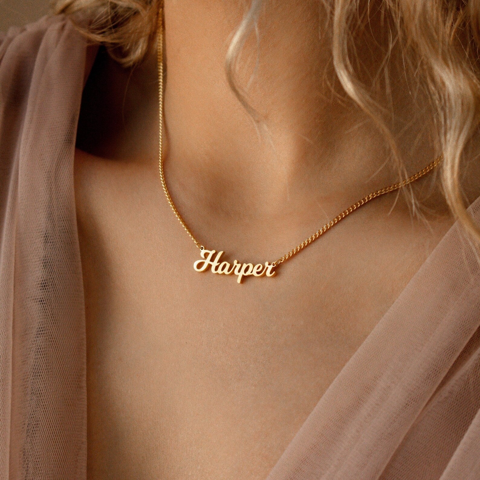 Mellow Custom Name Necklace in Curb Chain Caitlyn Minimalist