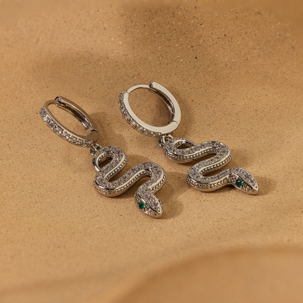 Créoles à breloques serpent pavées