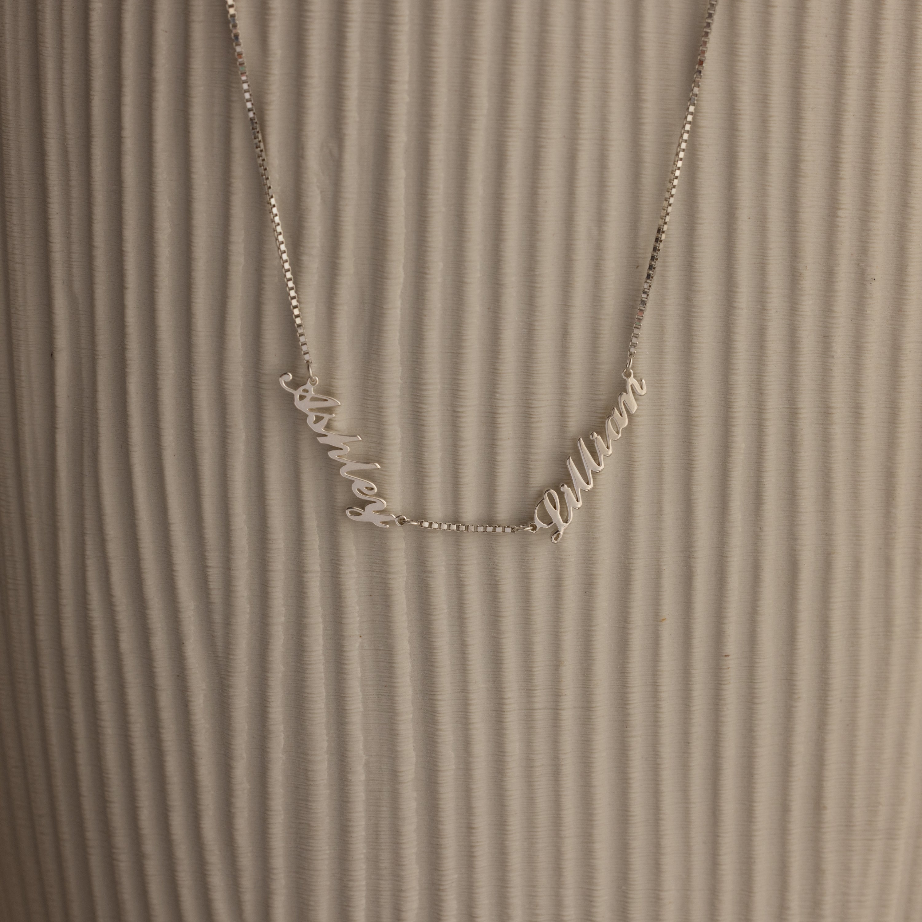 Collier avec plusieurs prénoms Carrie dans une chaîne en forme de boîte