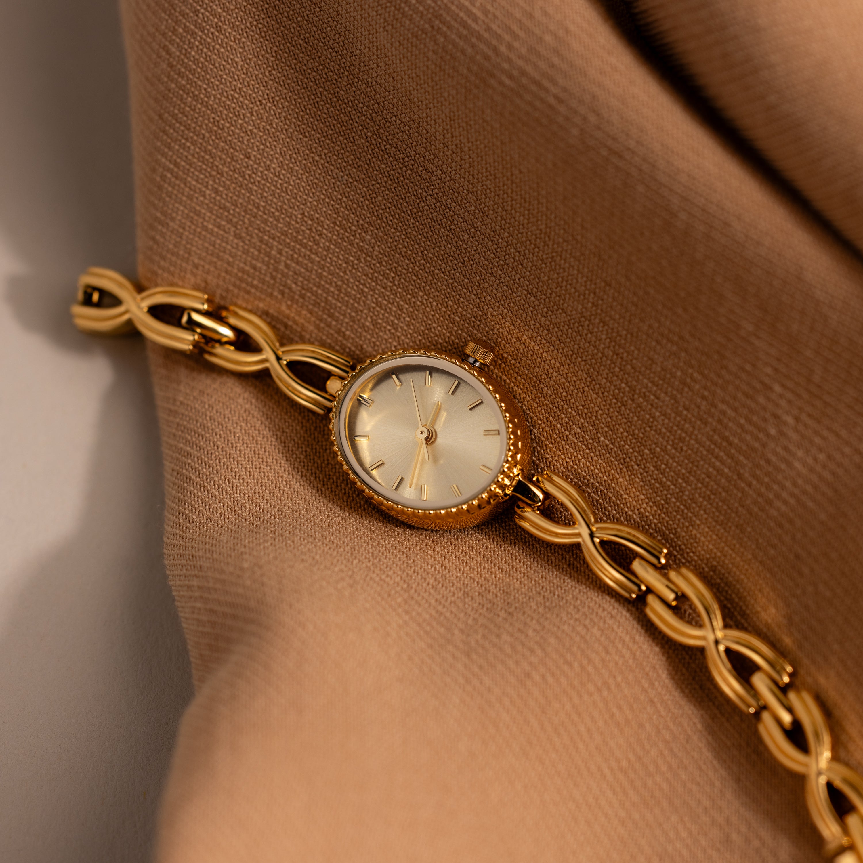 Oval Infinity Link Timepiece in 18K Gold