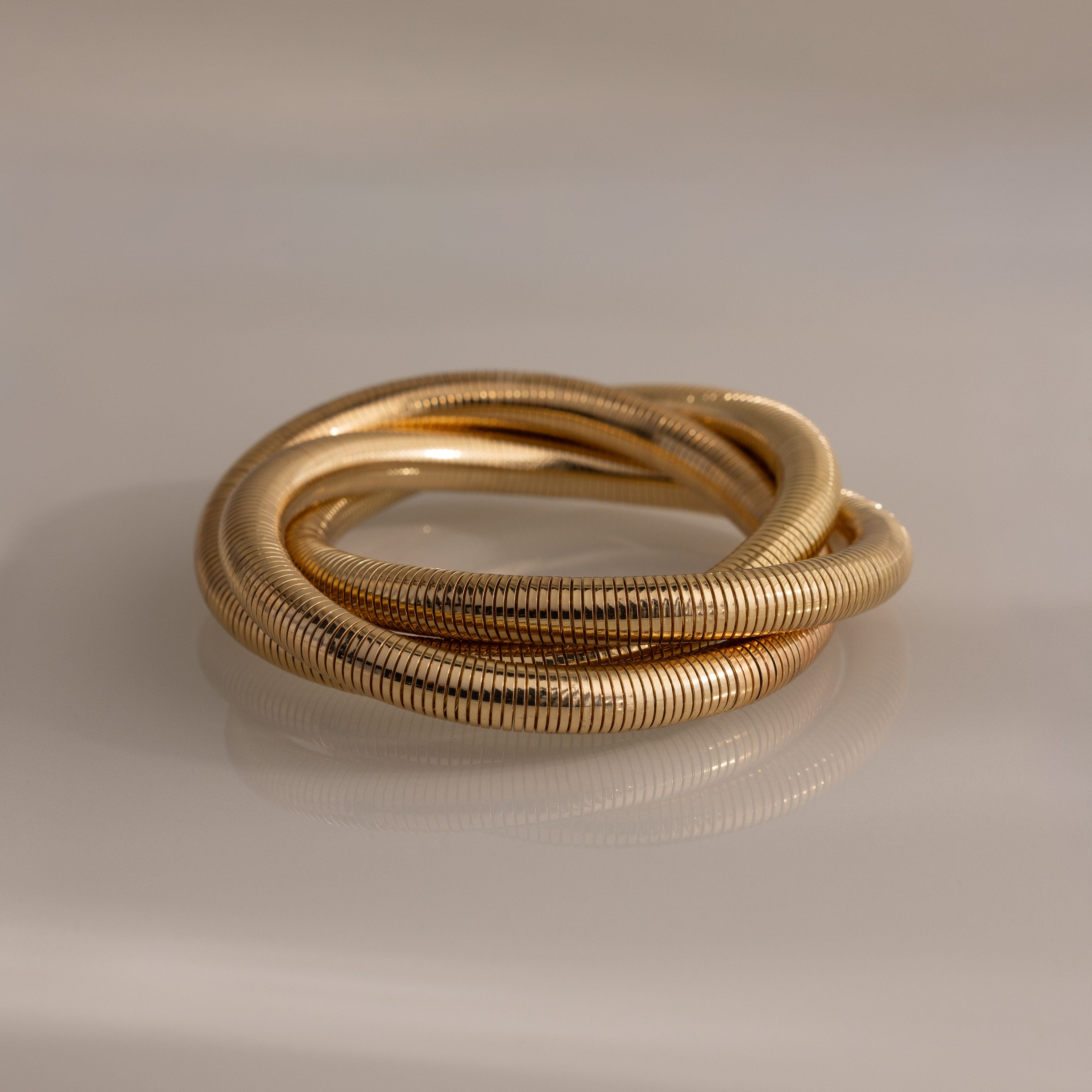 Ribbed Infinity Bangle in 18K Gold