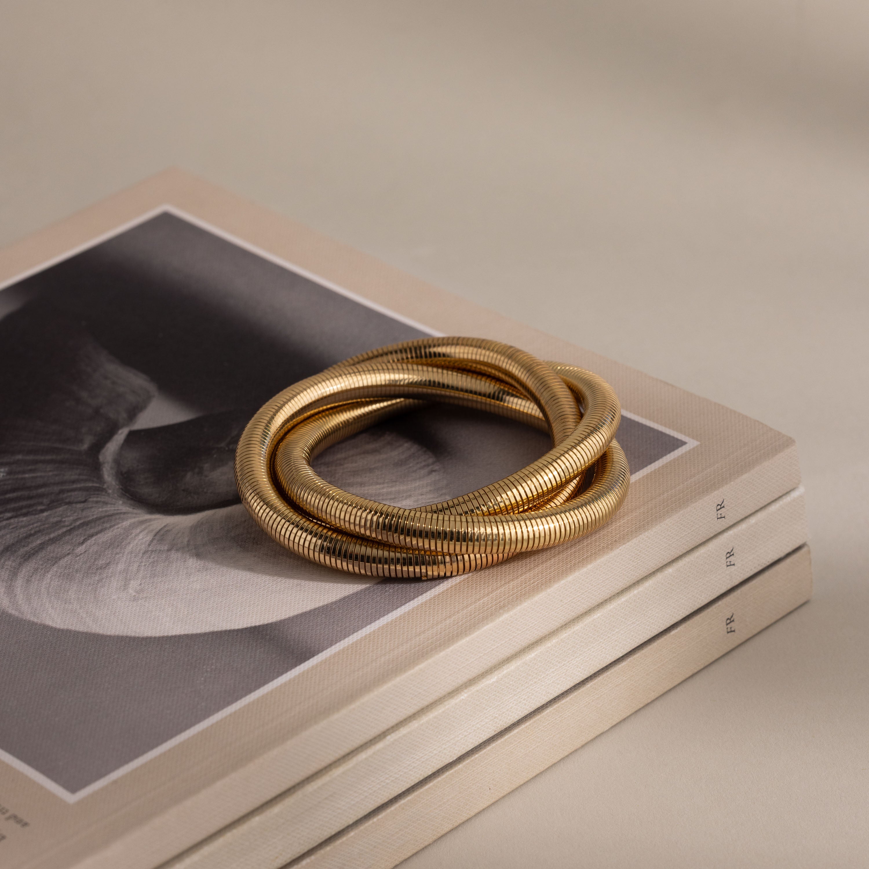 Ribbed Infinity Bangle in 18K Gold