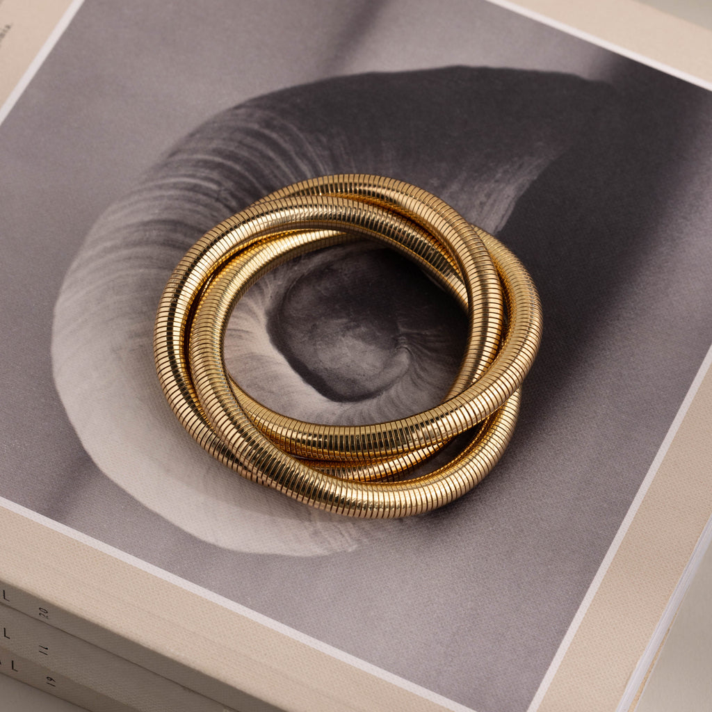 Ribbed Infinity Bangle in 18K Gold