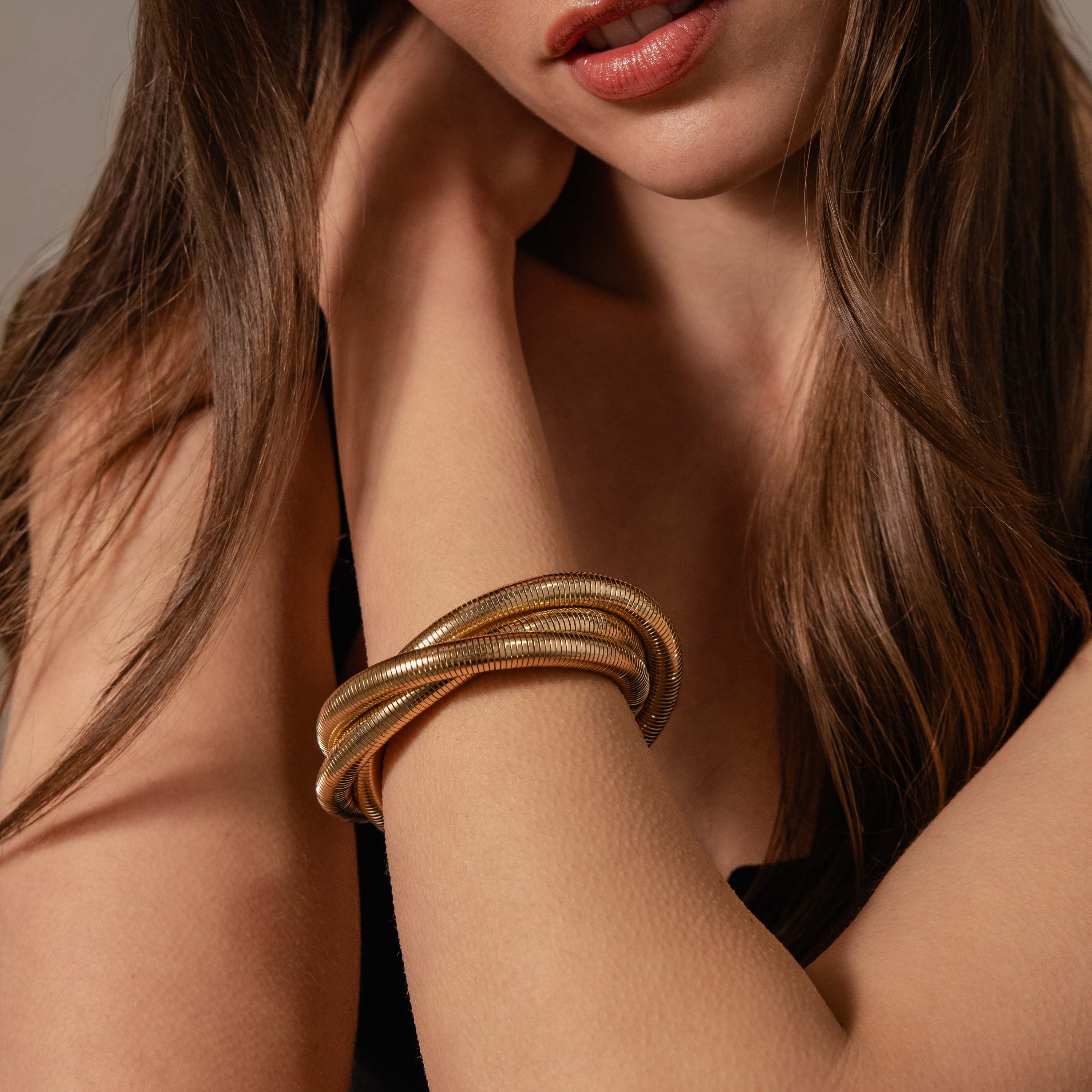 Ribbed Infinity Bangle in 18K Gold