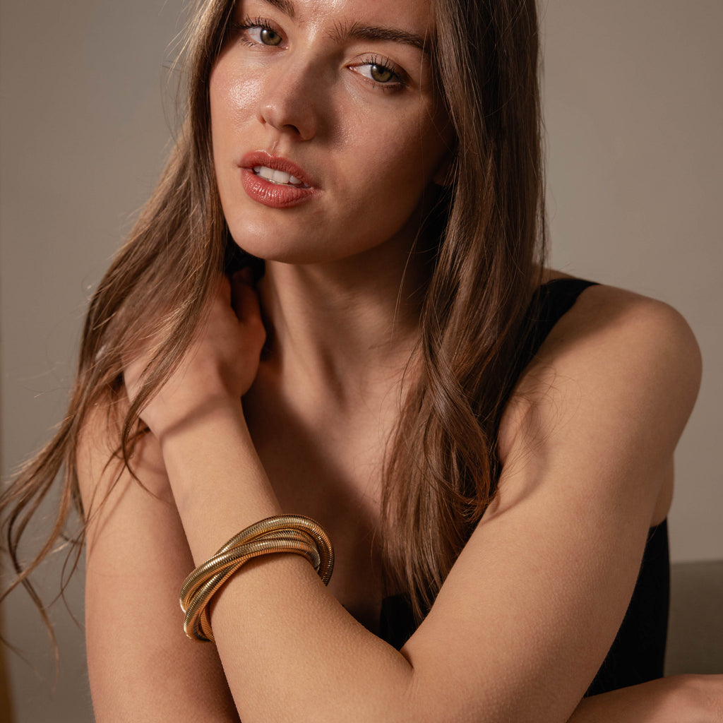 Ribbed Infinity Bangle in 18K Gold