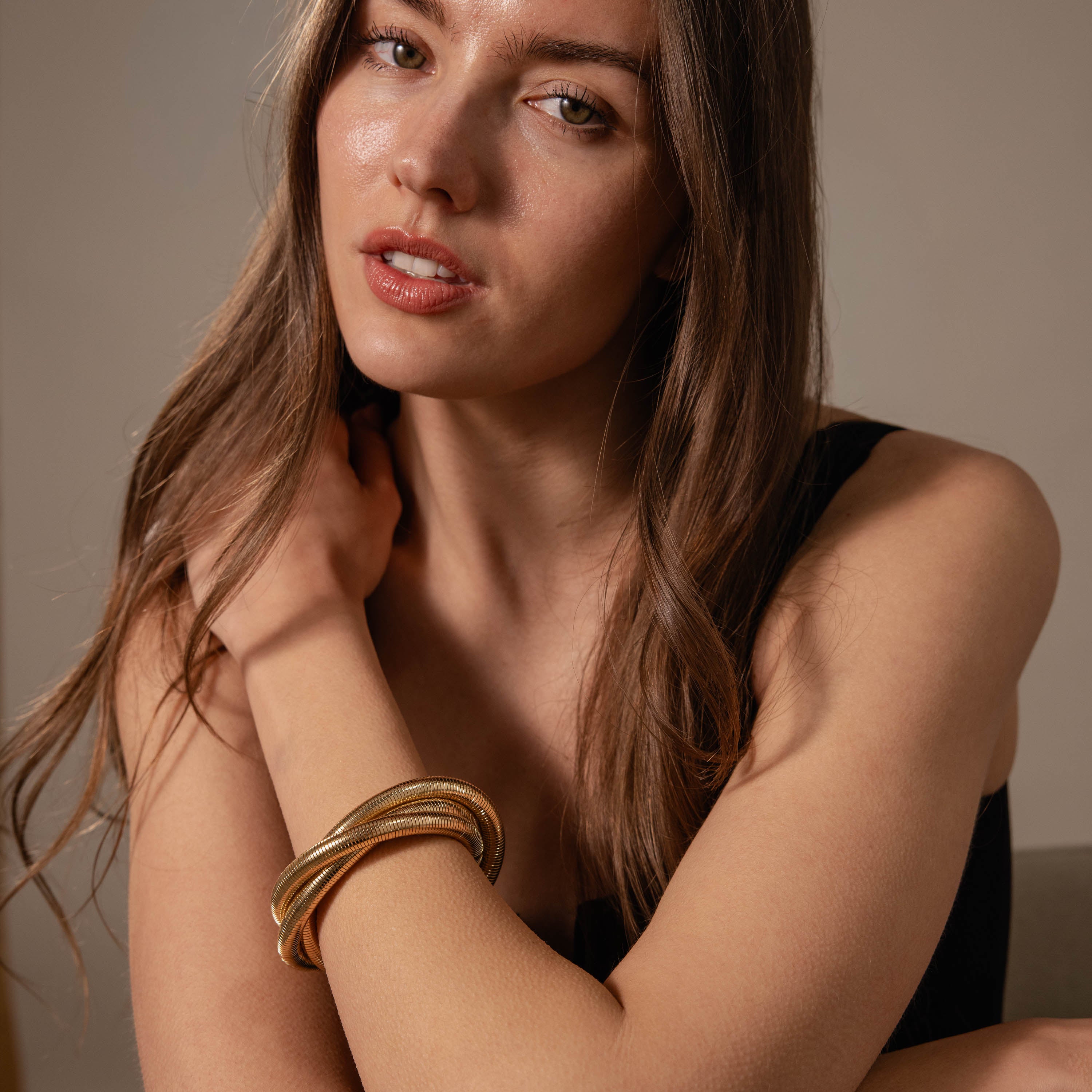 Ribbed Infinity Bangle in 18K Gold