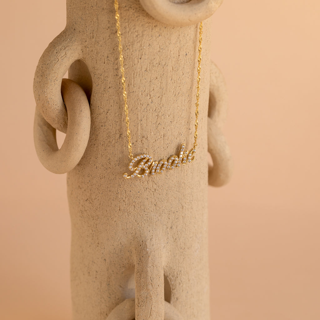 Collar elegante con nombre en pavé