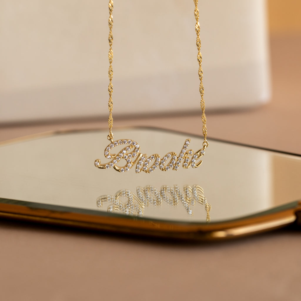 Collar elegante con nombre en pavé