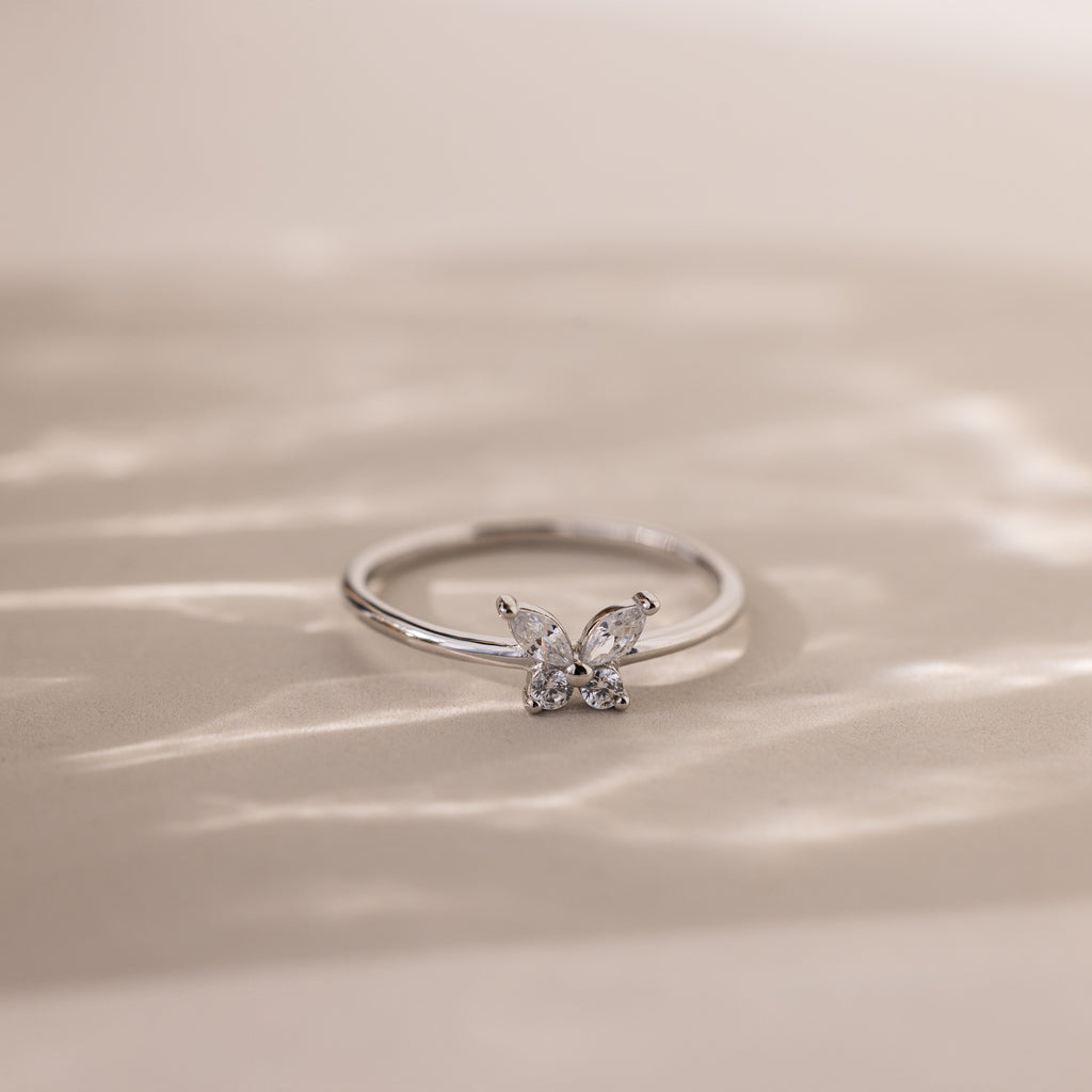 Anillo de diamantes mariposa