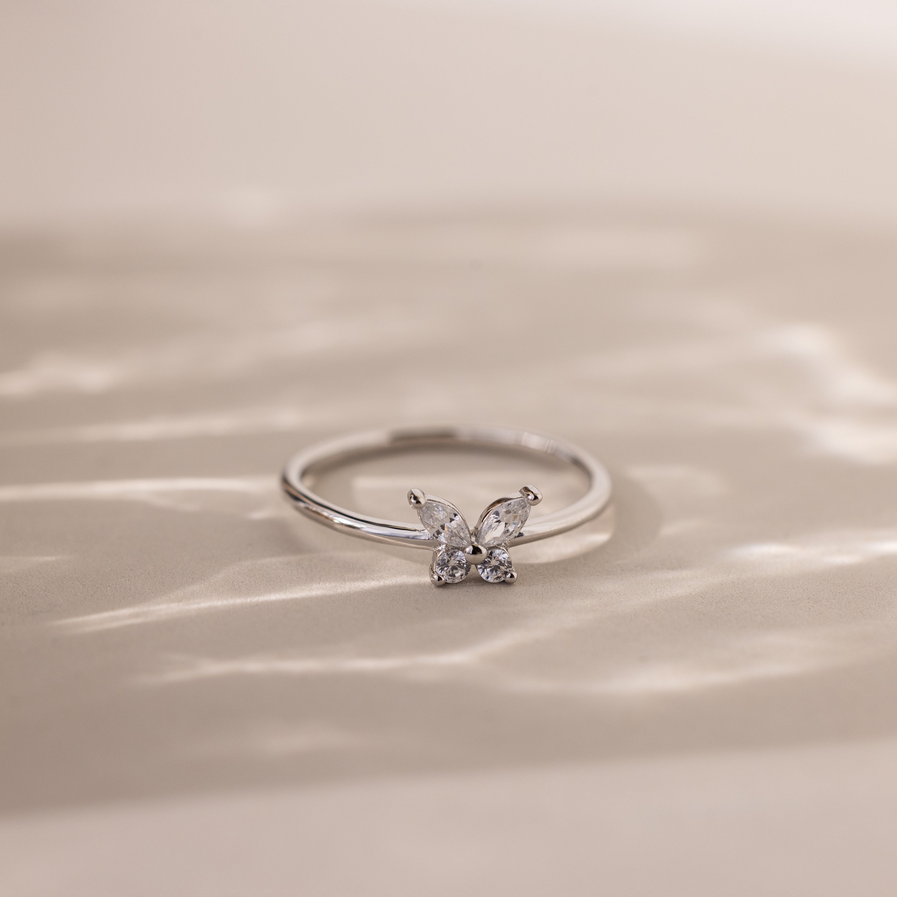 Anillo de diamantes mariposa