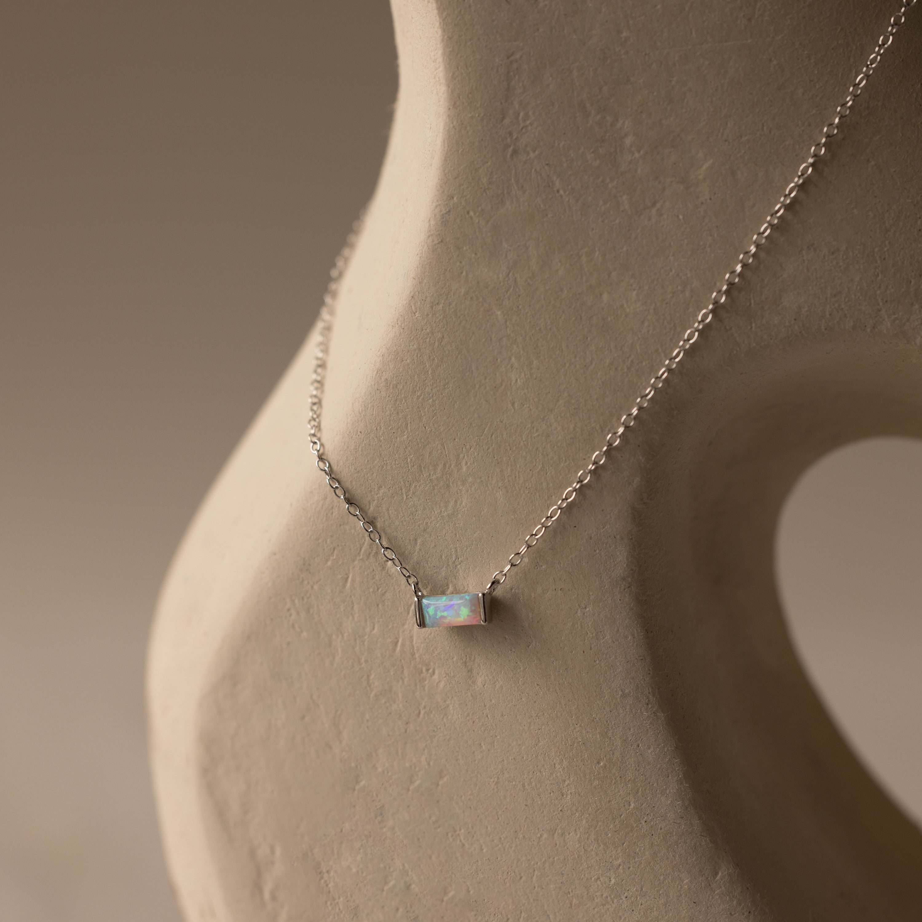 Collar de piedra natal de esmeril 