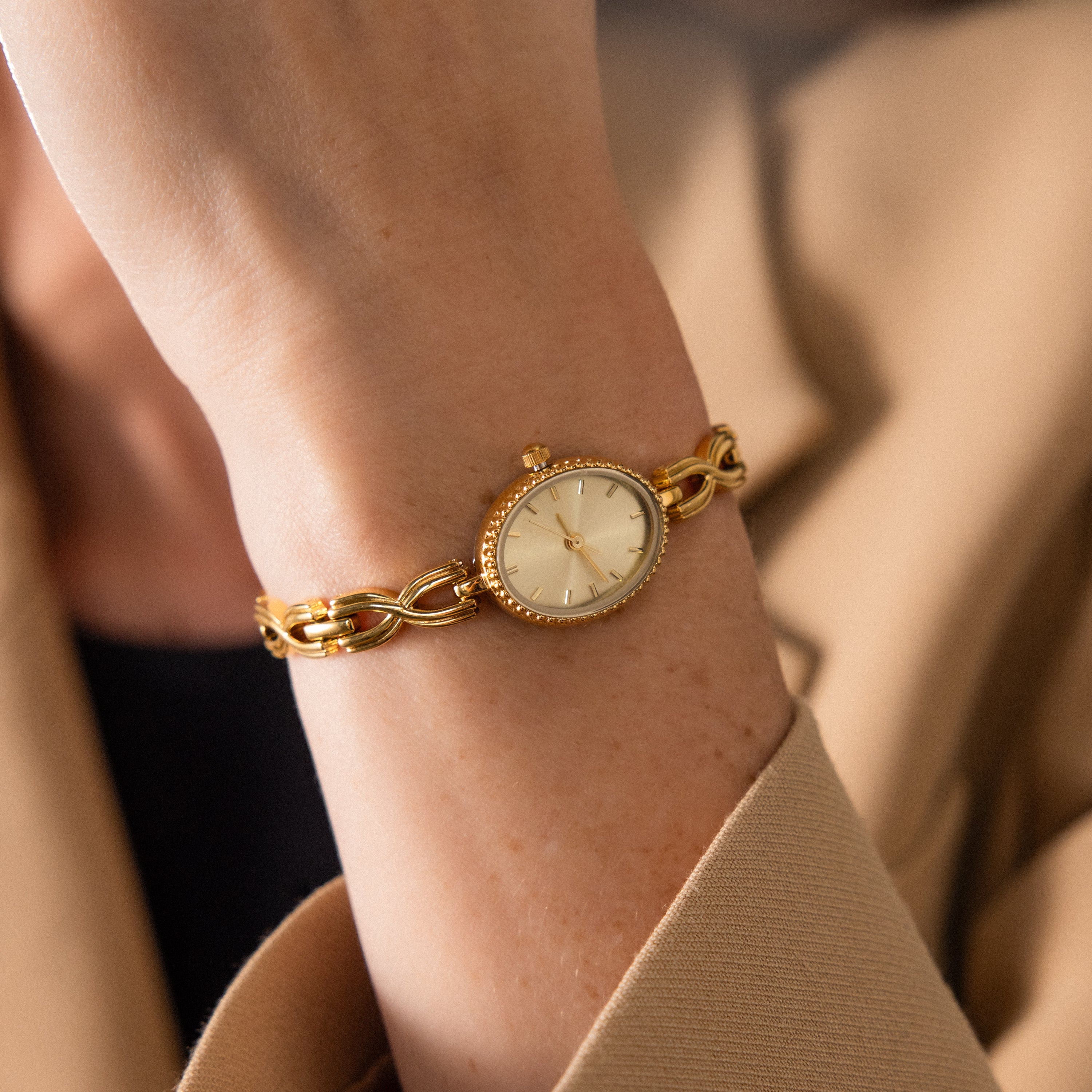 Oval Infinity Link Timepiece in 18K Gold