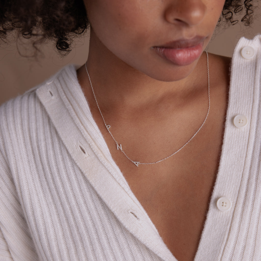 Collar con inicial lateral 