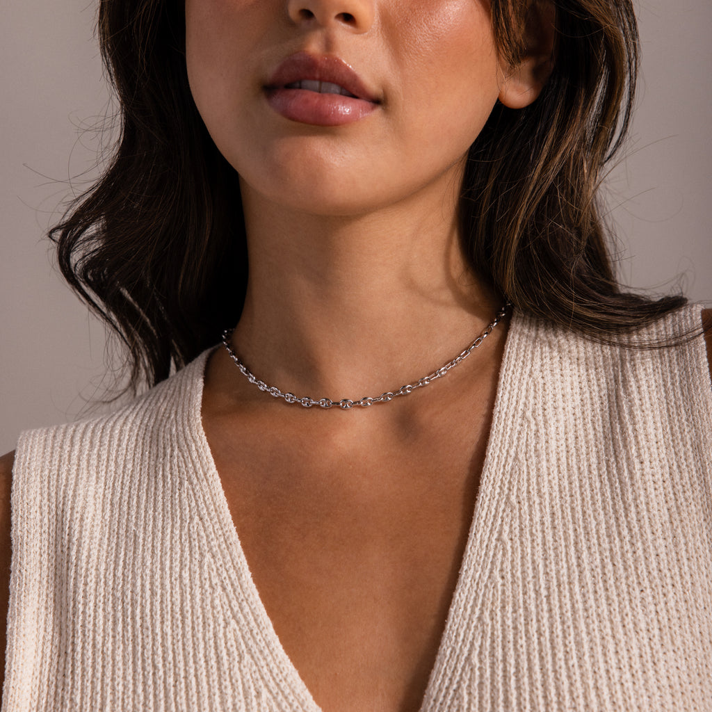 Model wearing a silver mariner chain necklace with polished oval links, styled as a choker.