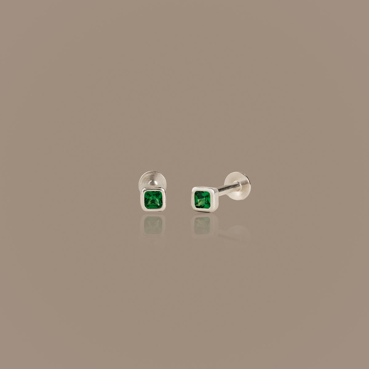 Clous d'oreilles à dos plat avec pierre de naissance et lunette carrée