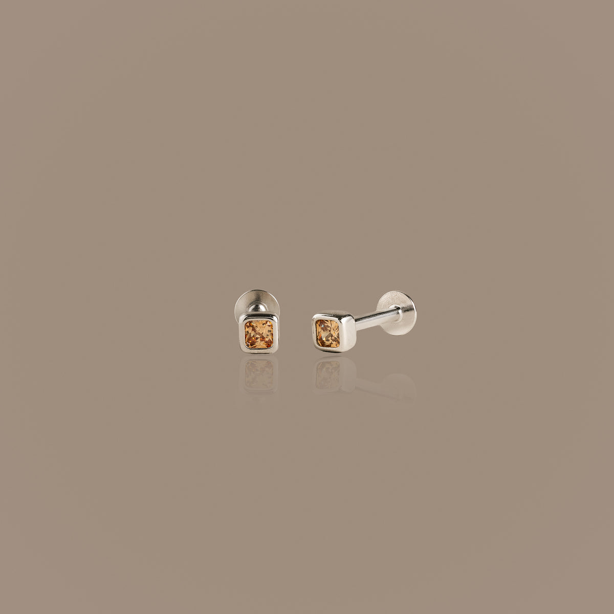 Clous d'oreilles à dos plat avec pierre de naissance et lunette carrée