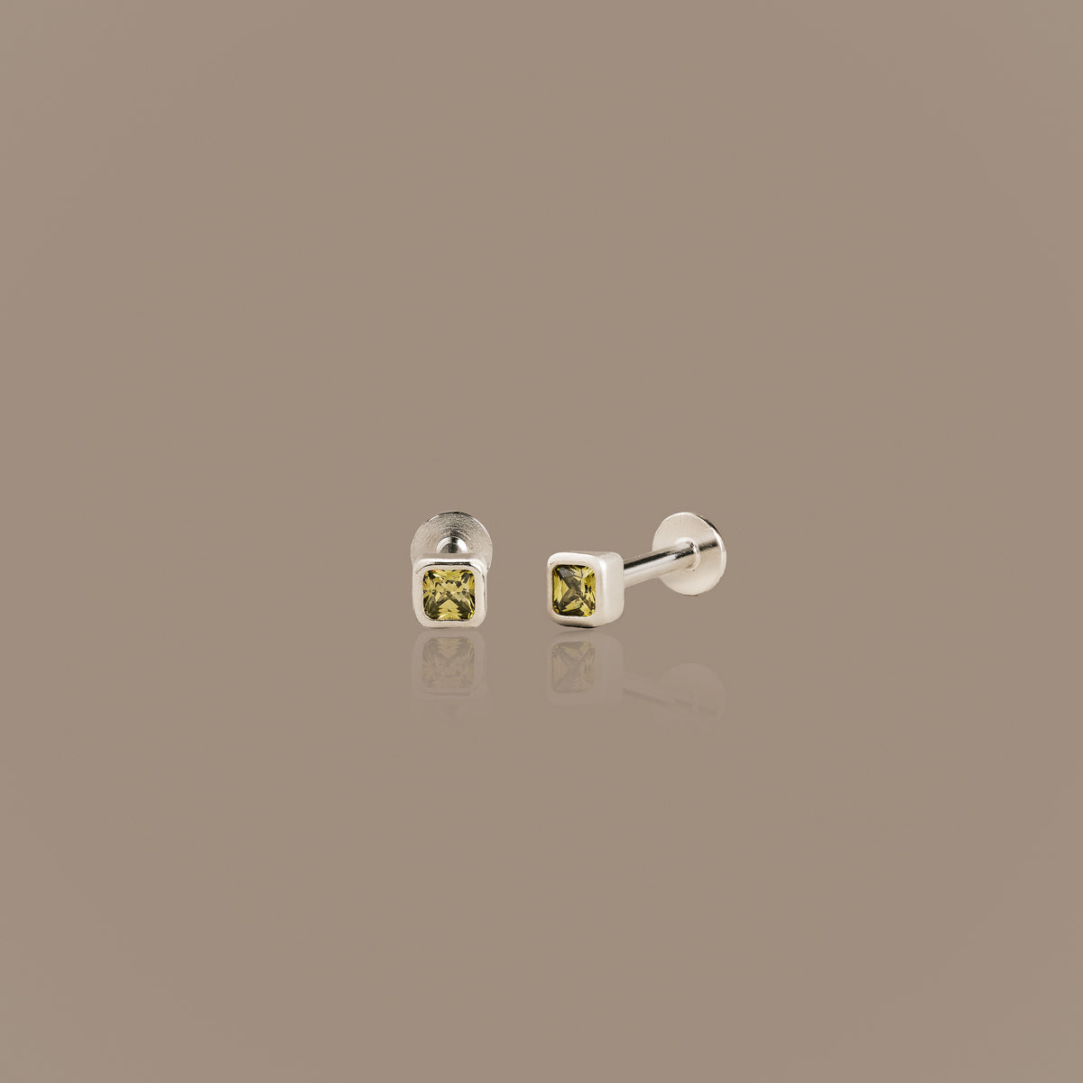 Clous d'oreilles à dos plat avec pierre de naissance et lunette carrée