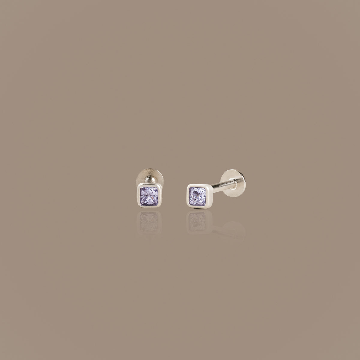 Clous d'oreilles à dos plat avec pierre de naissance et lunette carrée
