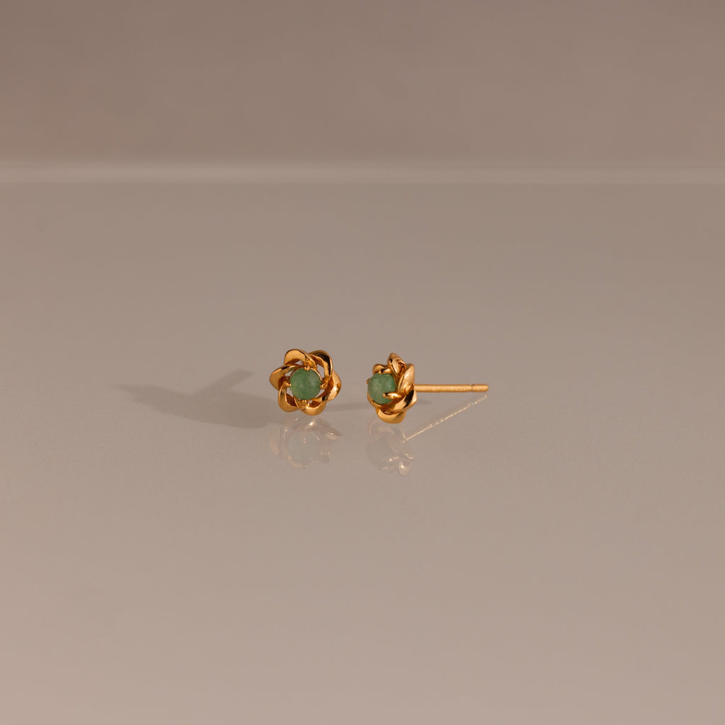 Mini clous d'oreilles en forme de fleur de jade en or 18 carats