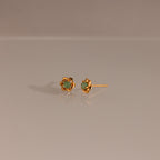 Mini clous d'oreilles en forme de fleur de jade en or 18 carats