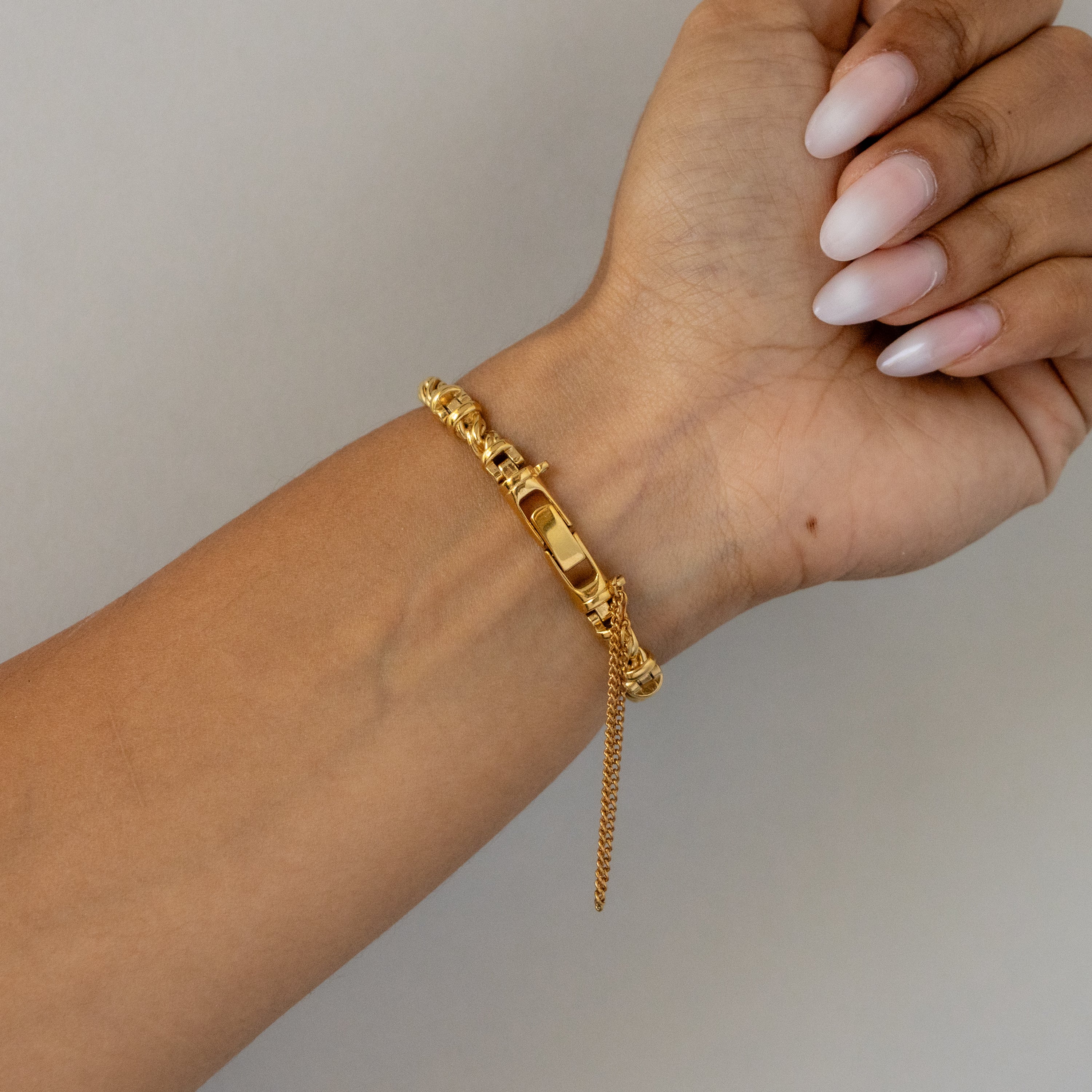 Vintage Shalone De Paris Round Gold Watch