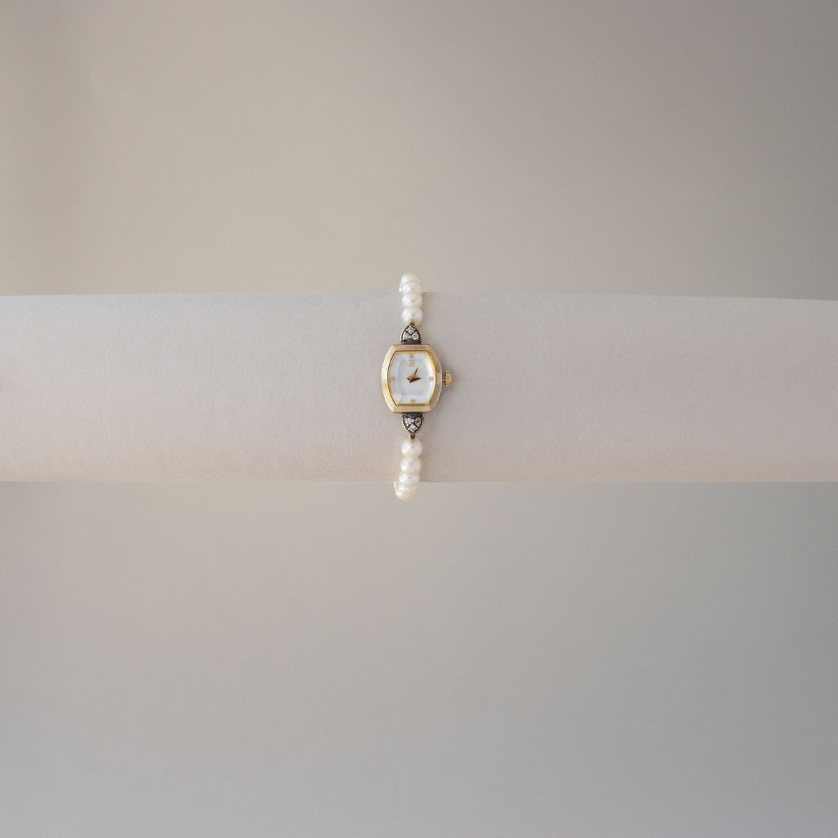 Vintage 4°C Pearl Toggle Gold Watch