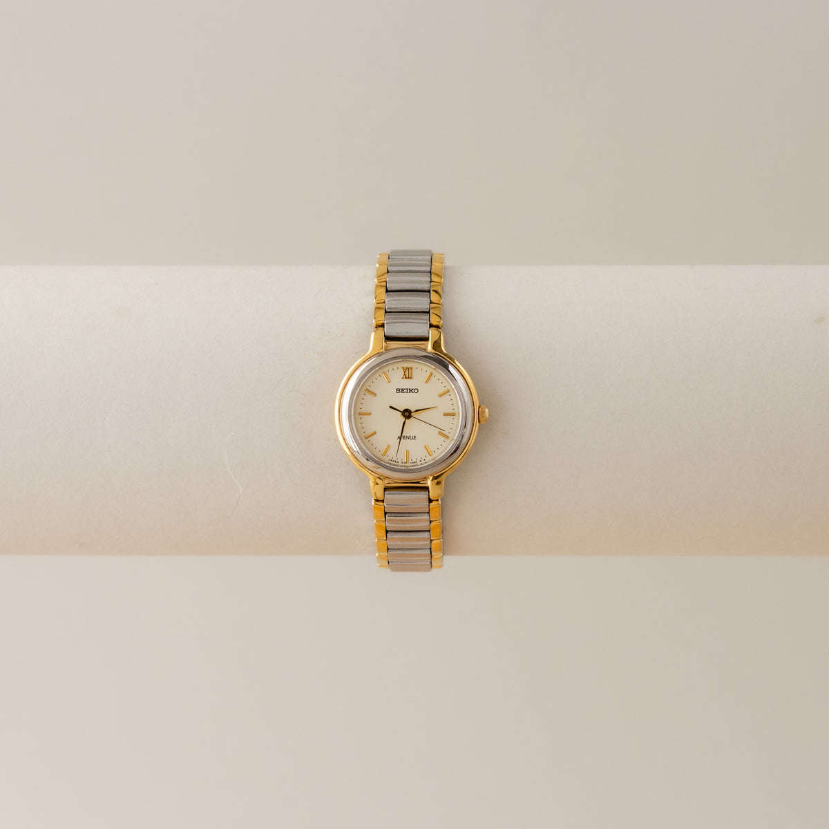 Vintage Seiko Avenue Round Two Tone Women display picture 1