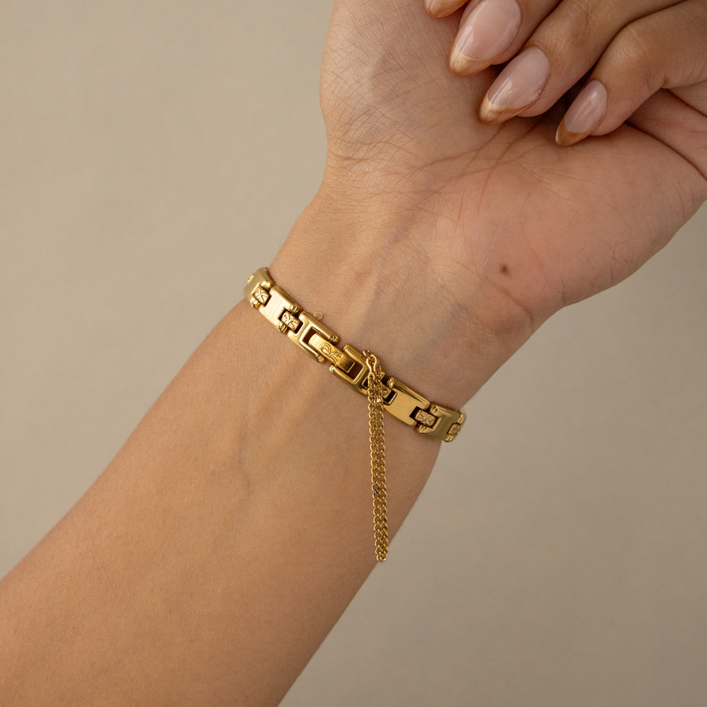 Vintage Roberta Di Camerino Geometric Oval Gold Watch