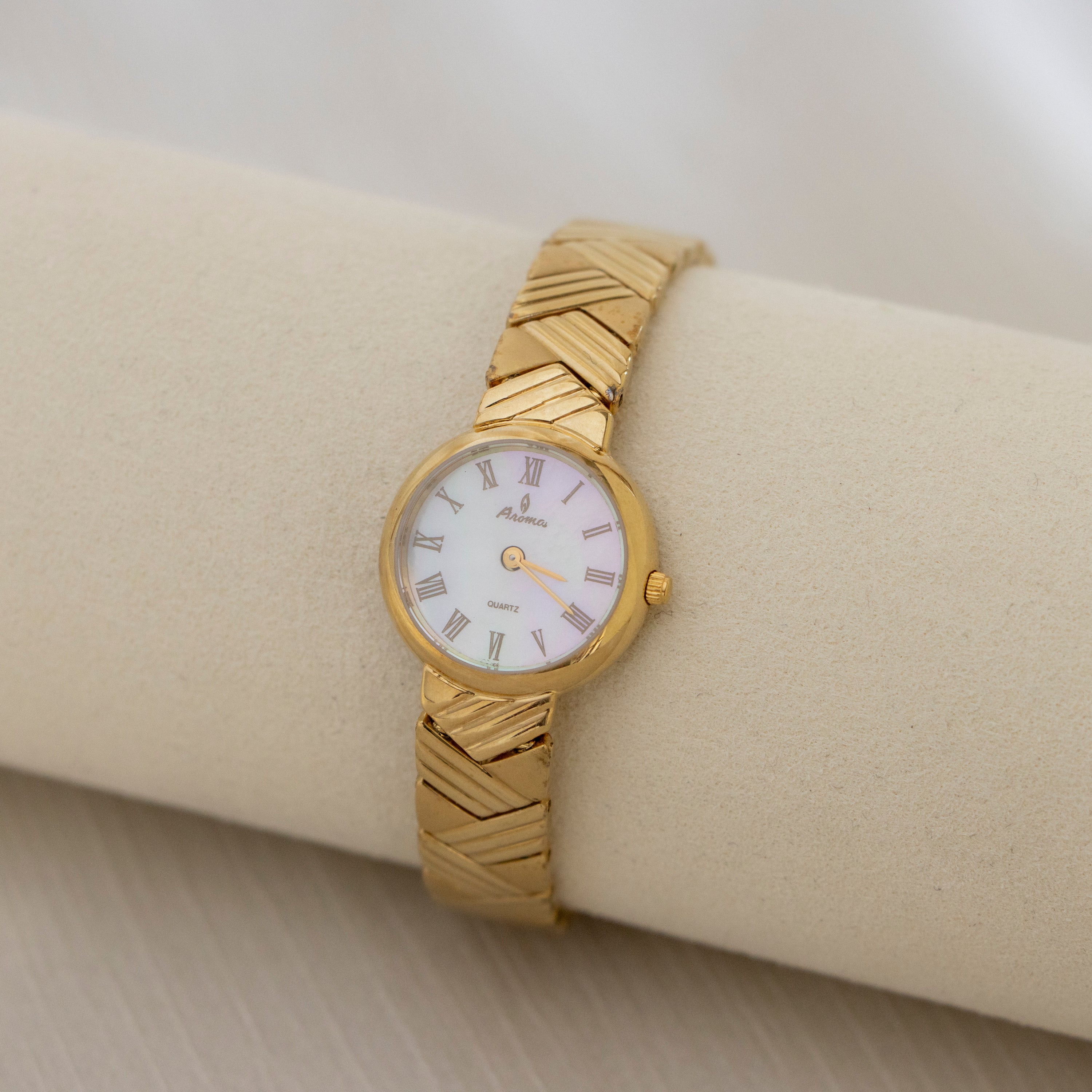 Vintage Aroma Round Gold Watch