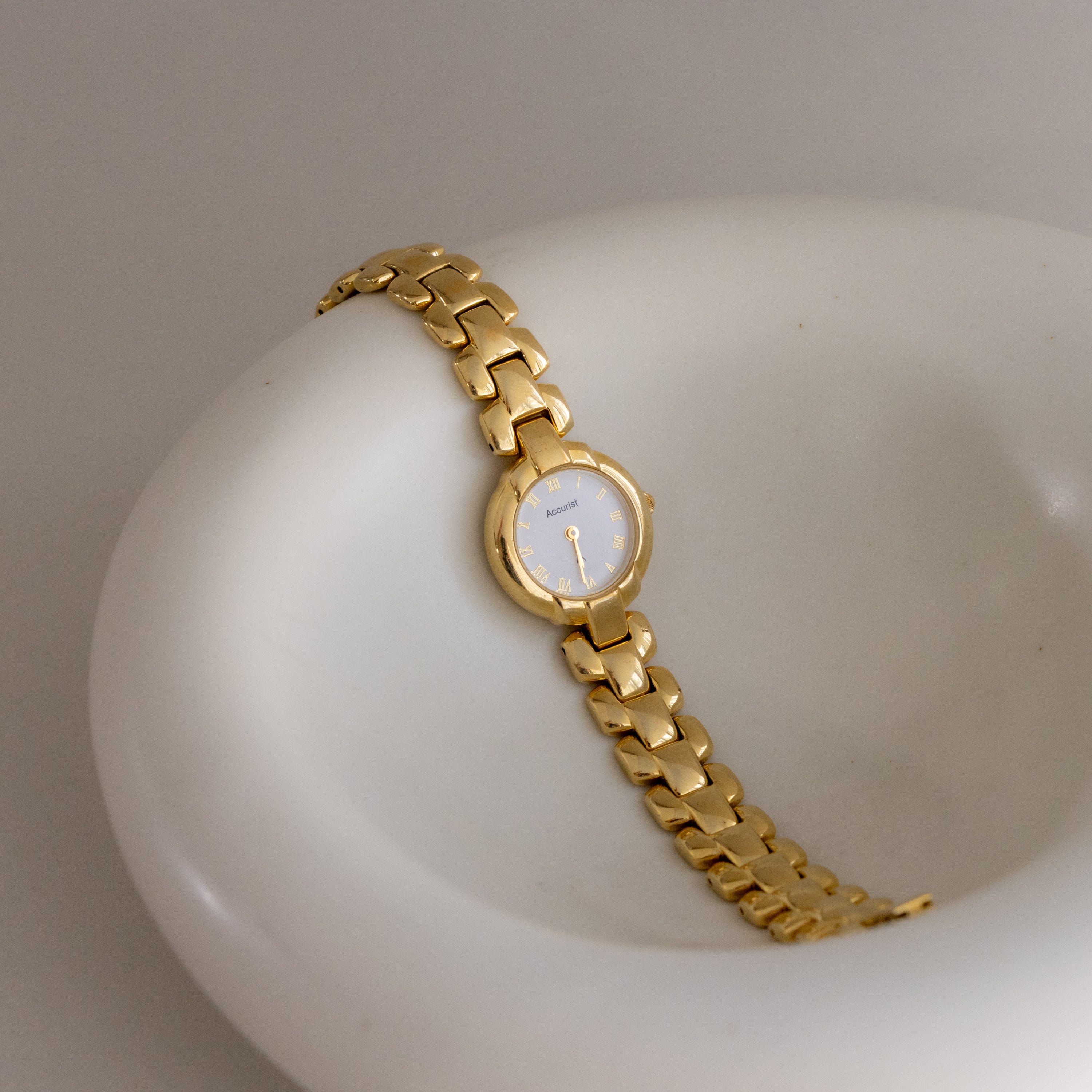 Vintage Accurist Round Gold Watch