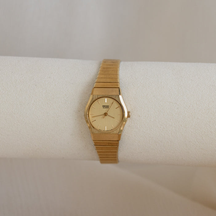 Vintage Seiko Quartz Ribbed Round Gold Watch