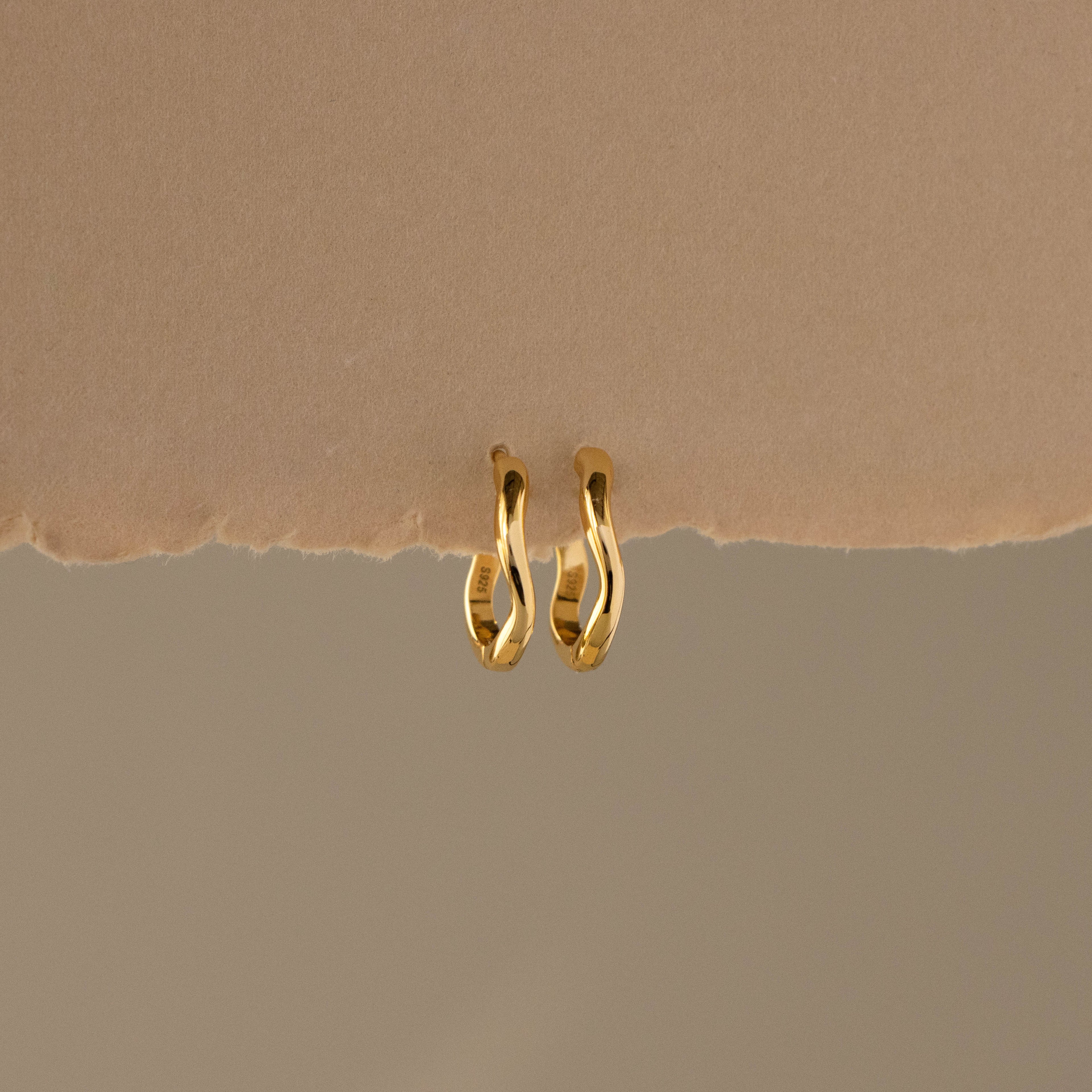 Dainty Wave Huggies