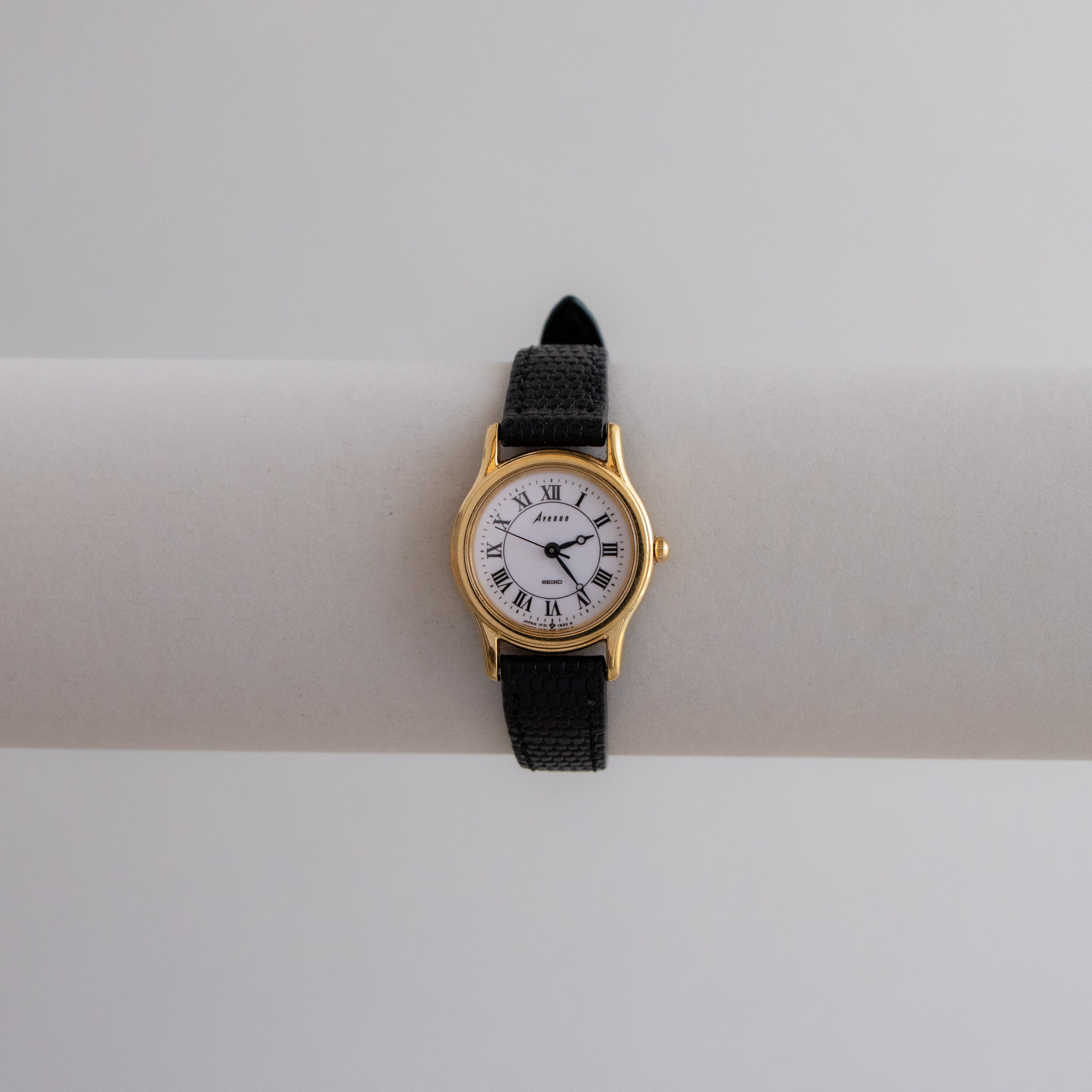 Vintage Seiko Avenue Round Gold Watch