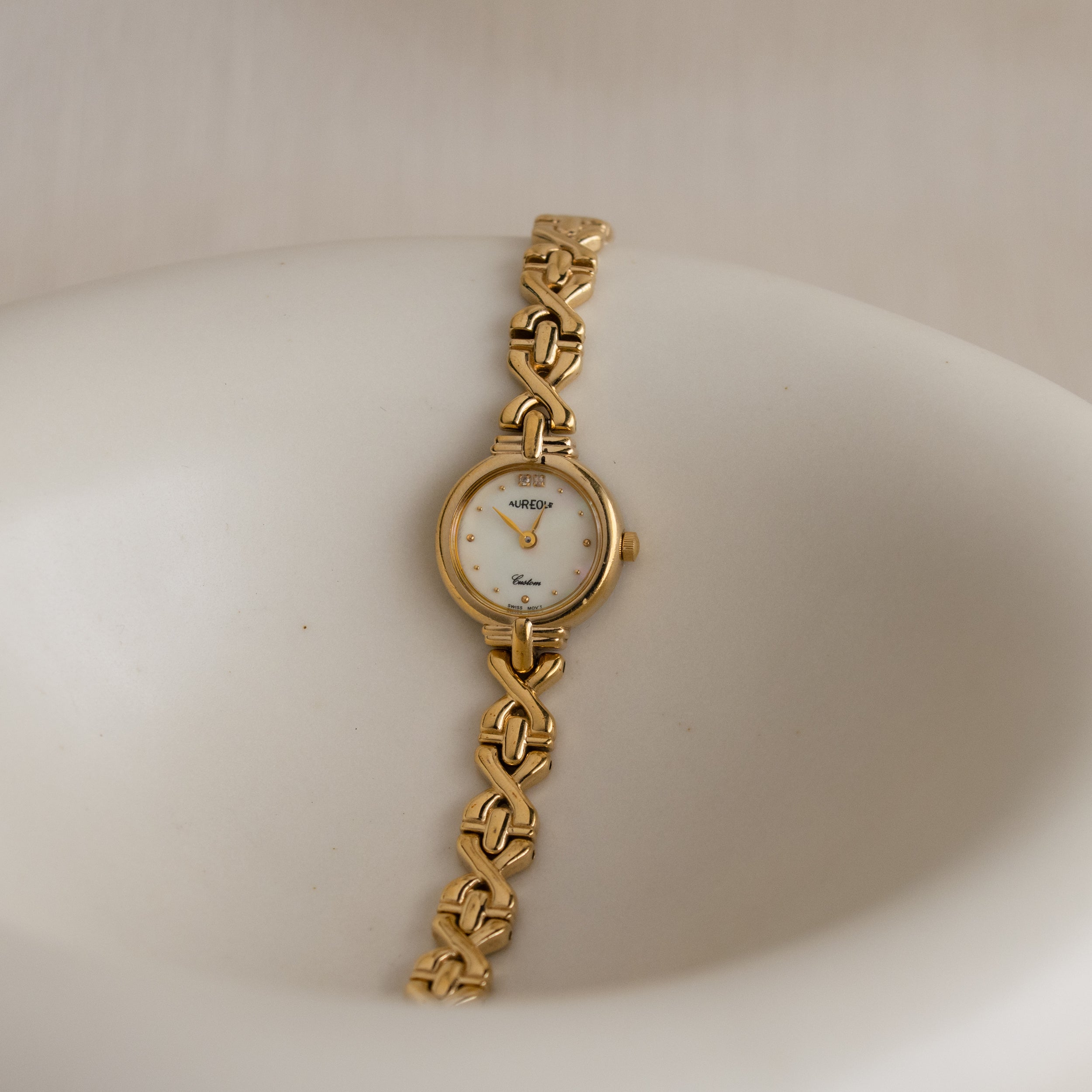 Vintage Aureole Slim Round Gold Watch