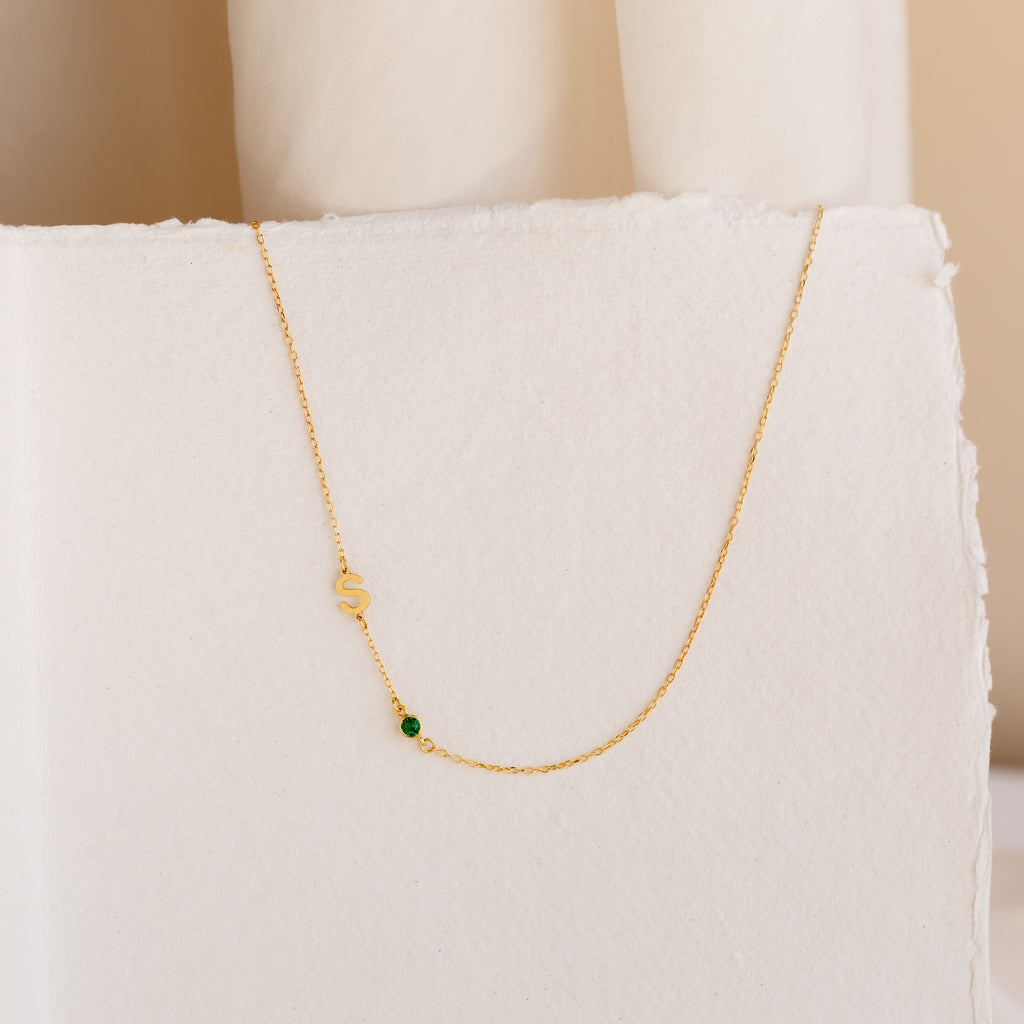 Collar con piedra natal inicial lateral