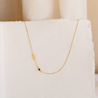 Collar con piedra natal inicial lateral