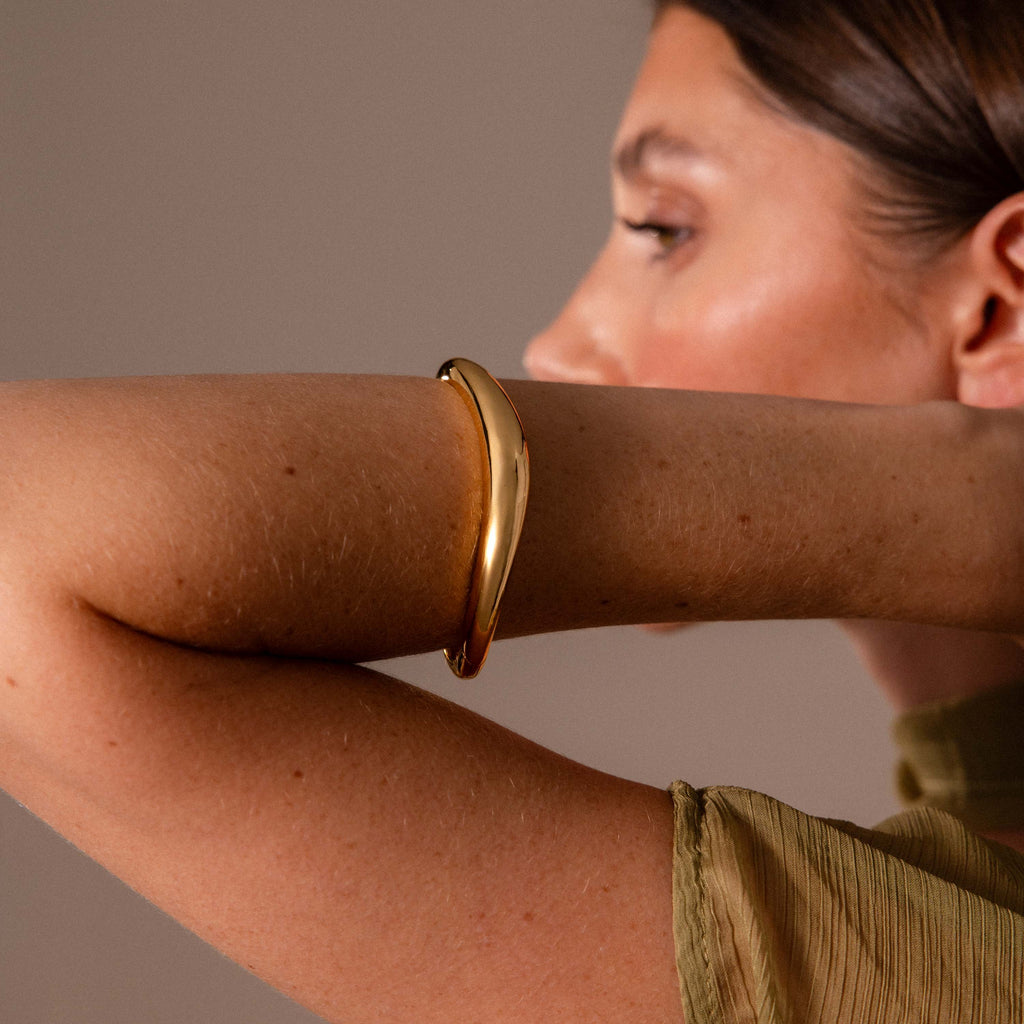 Curved Dome Bangle in 18K Gold