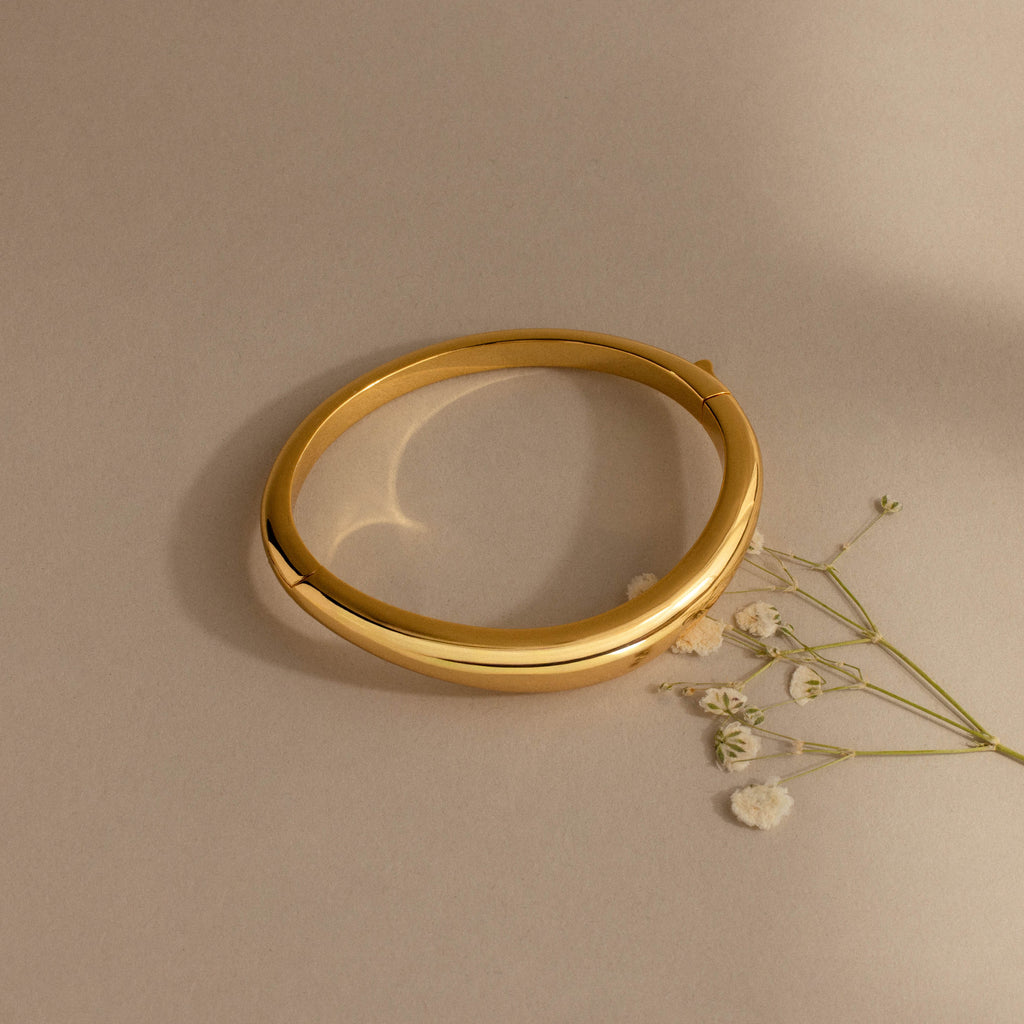 Curved Dome Bangle in 18K Gold
