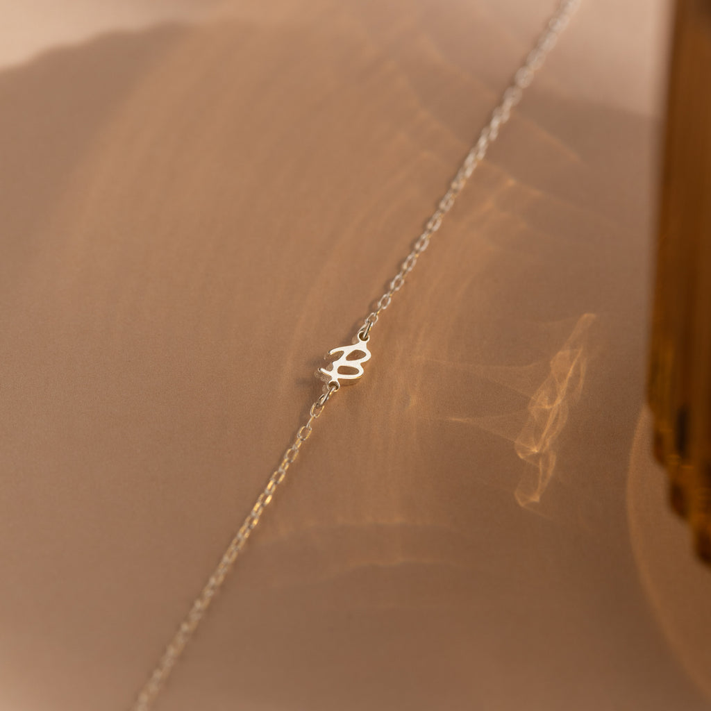 Collar con inicial Venecia de lado