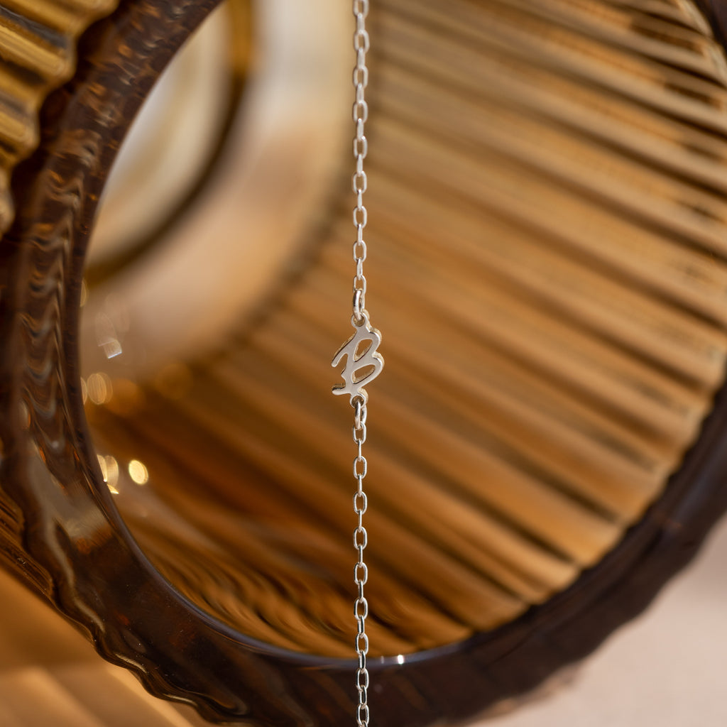 Collar con inicial Venecia de lado
