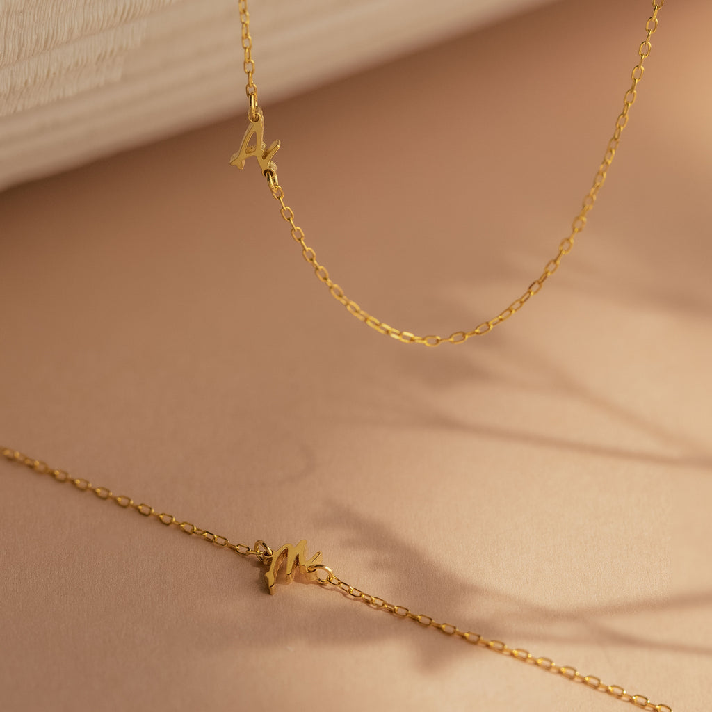 Collar con inicial Venecia de lado