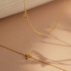 Collar con inicial Venecia de lado