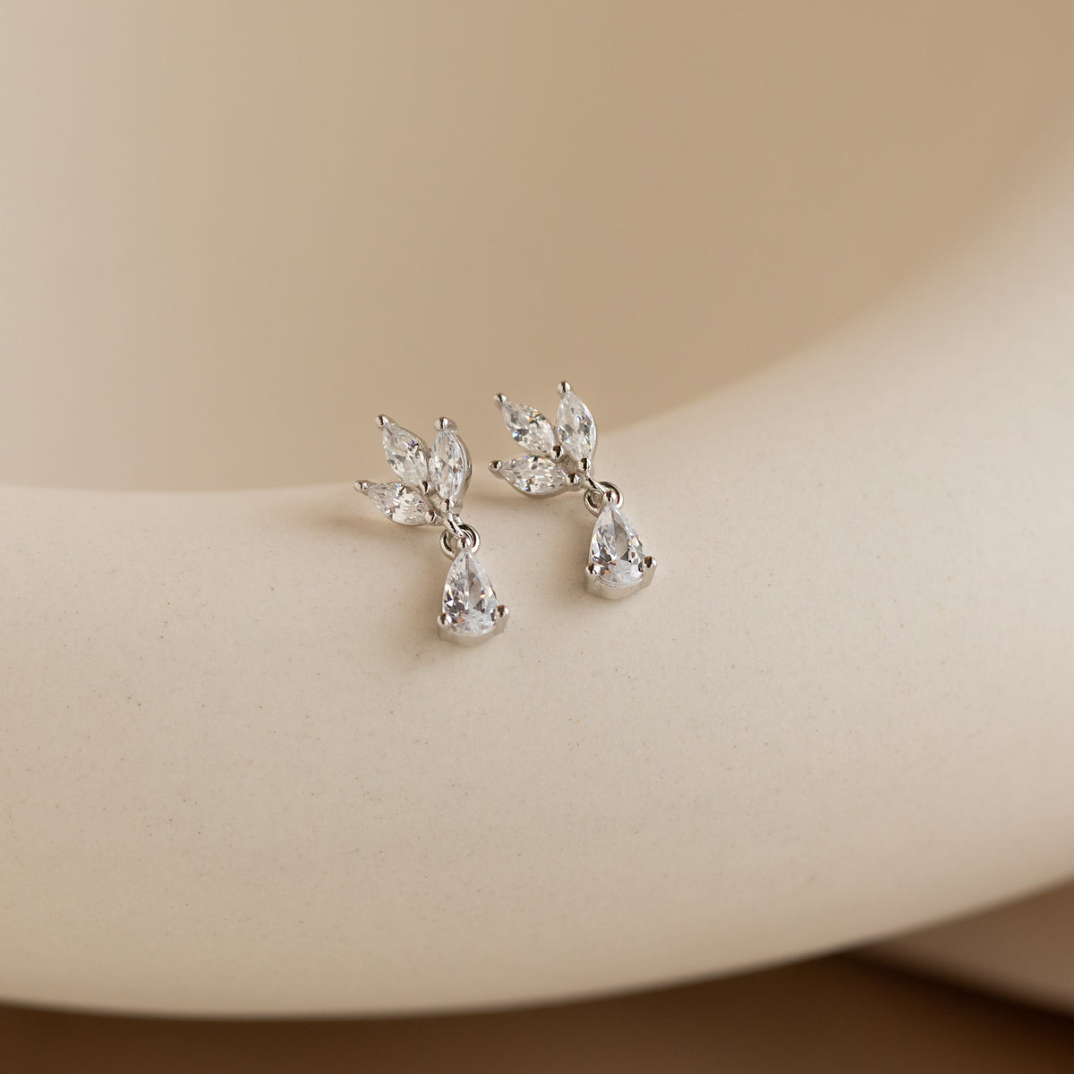 Aretes colgantes con diamantes de talla marquesa