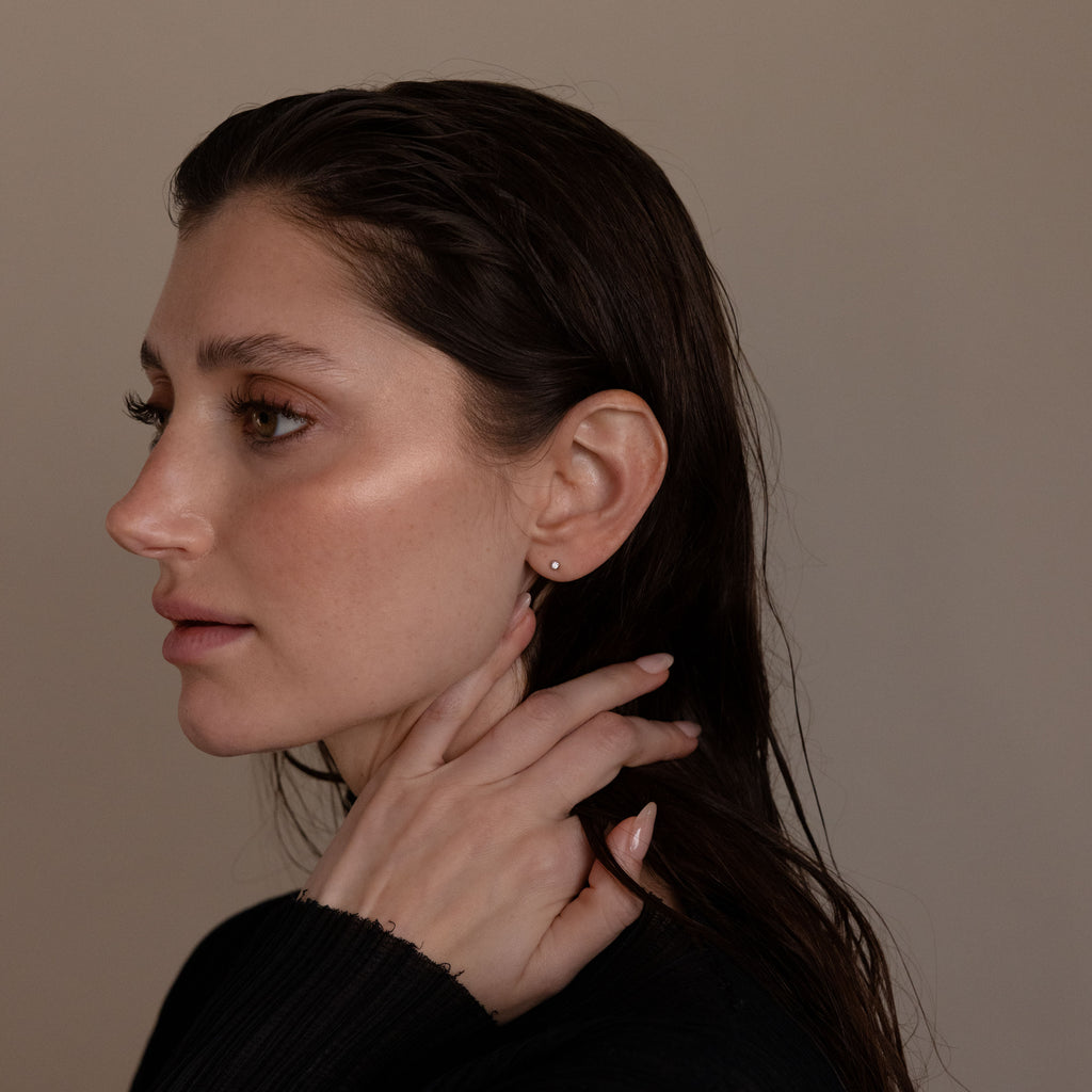 Clous d'oreilles à dos plat avec petite lunette en diamant