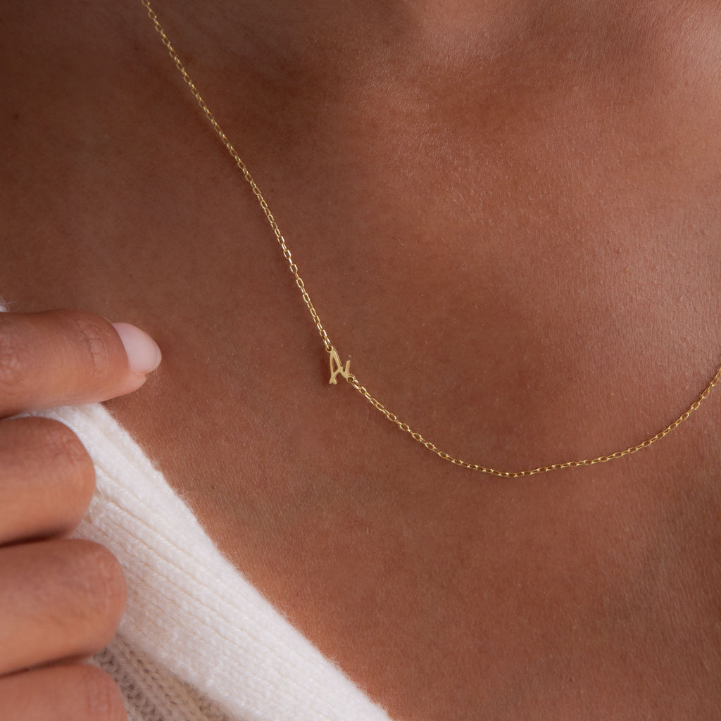 Collar con inicial Venecia de lado