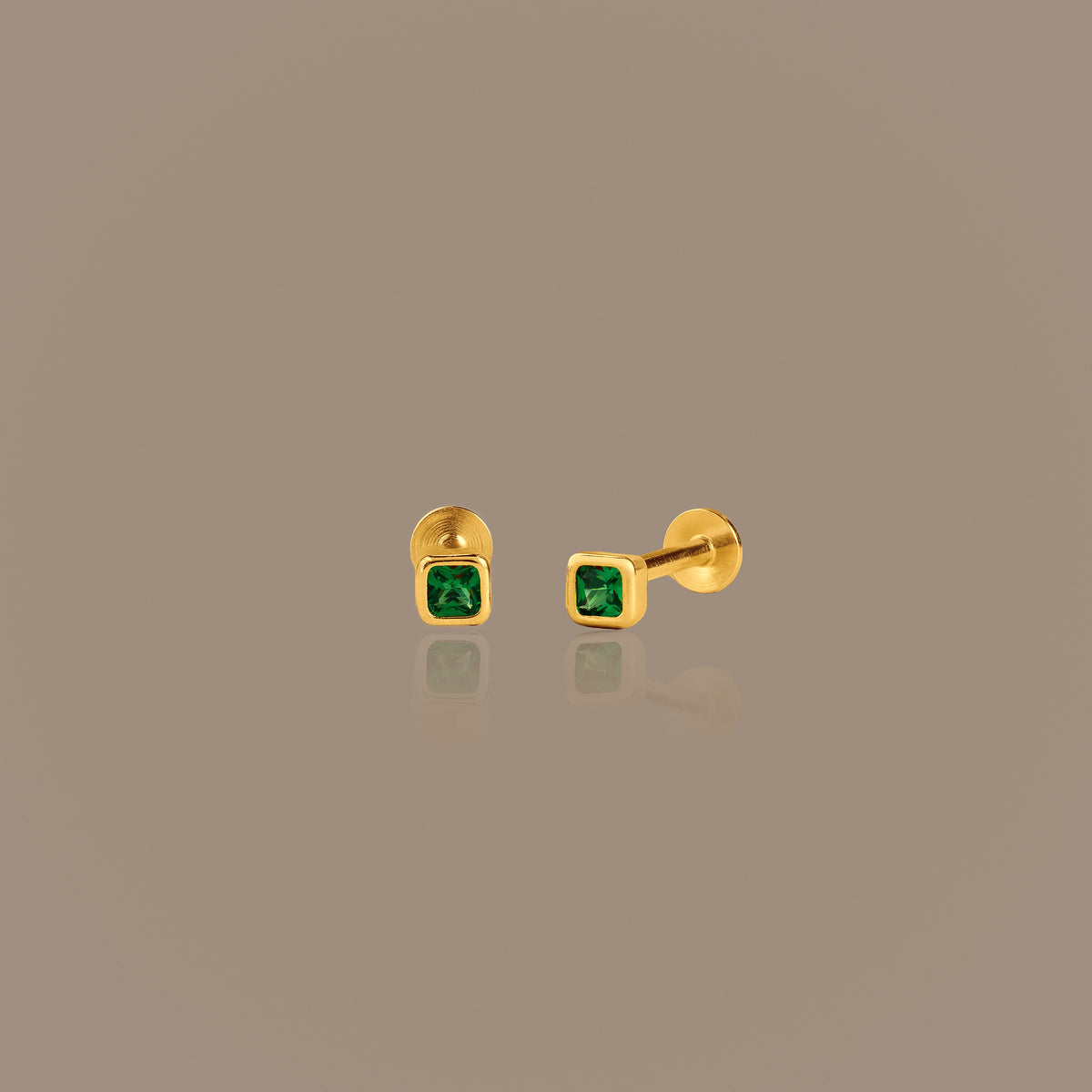 Clous d'oreilles à dos plat avec pierre de naissance et lunette carrée