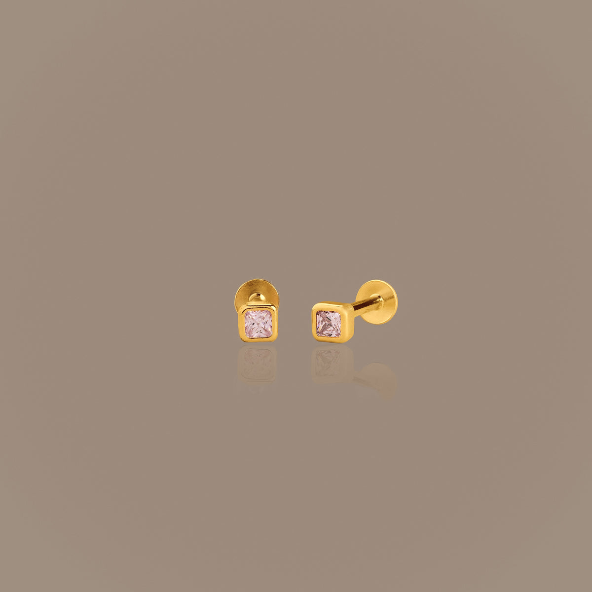 Clous d'oreilles à dos plat avec pierre de naissance et lunette carrée