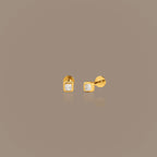 Clous d'oreilles à dos plat avec pierre de naissance et lunette carrée