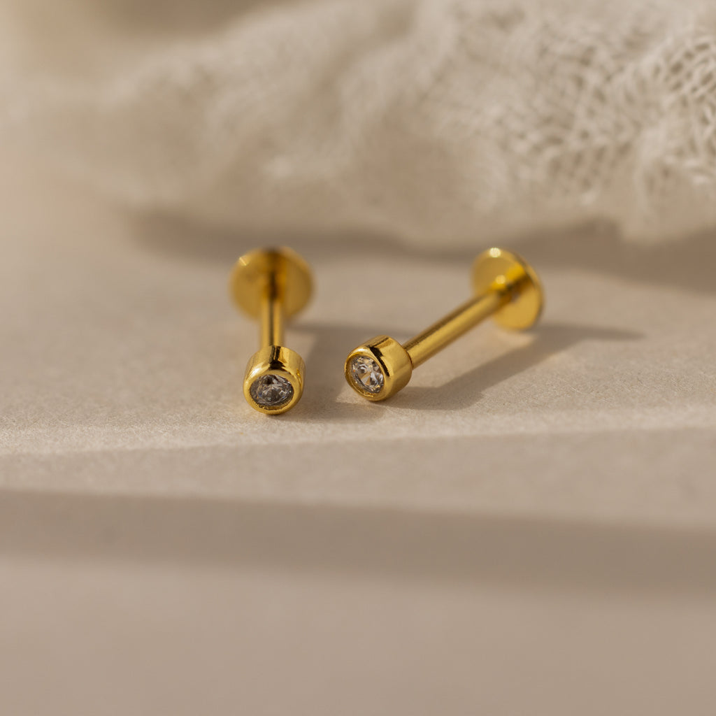 Clous d'oreilles à dos plat avec petite lunette en diamant