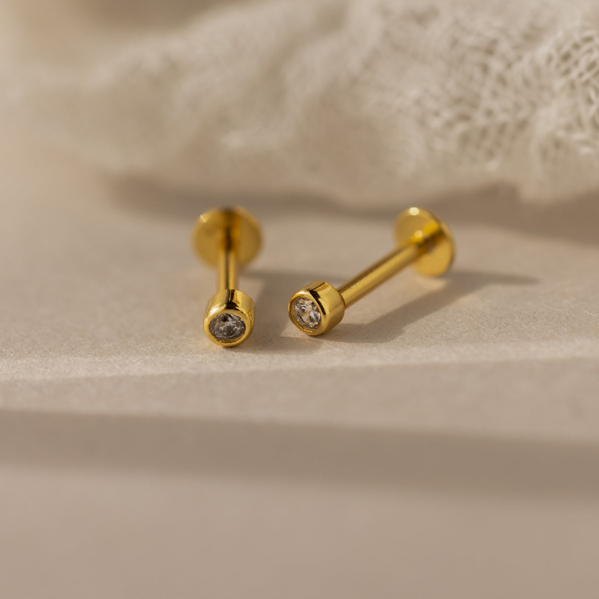 Clous d'oreilles à dos plat avec petite lunette en diamant